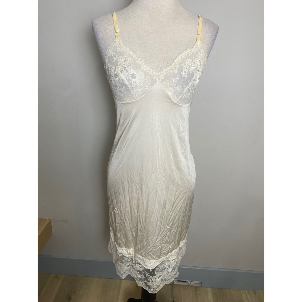 Vintage Vanity Fair Cream Lace Full Slip Antron III Nylon 60s 70s Lingerie Sz 32